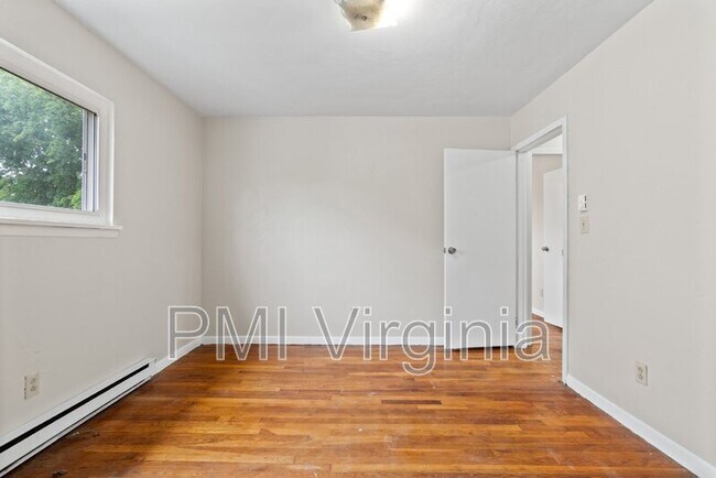 Building Photo - 2412 Courtney Ave