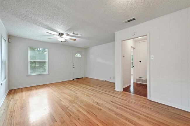 Building Photo - 2200 Rountree Dr