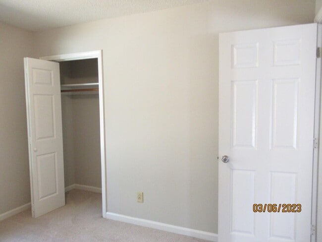 Building Photo - 20 Amos Ct