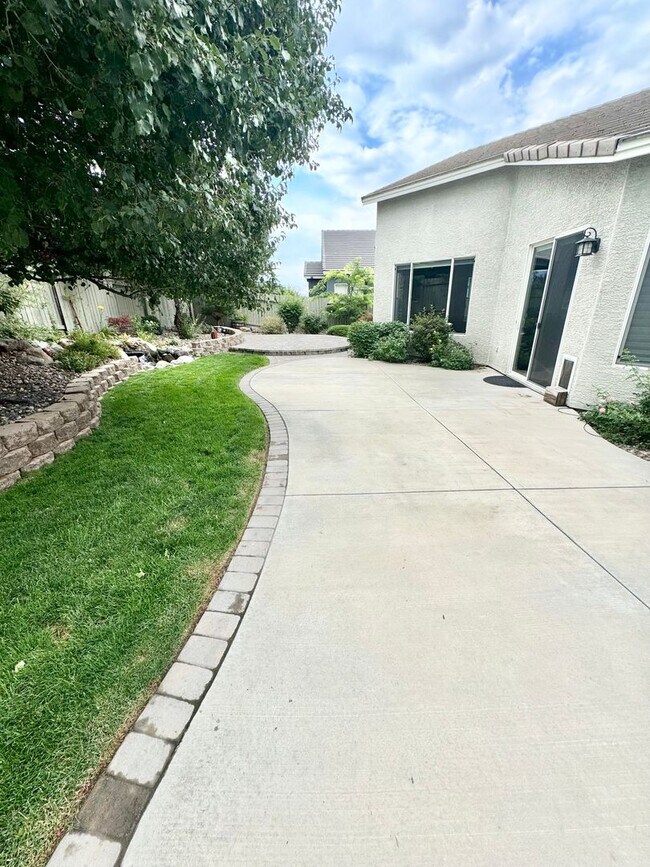 Building Photo - Beautiful Stylish South Reno Home