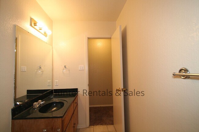 Building Photo - 4604 Fieldcrest Dr