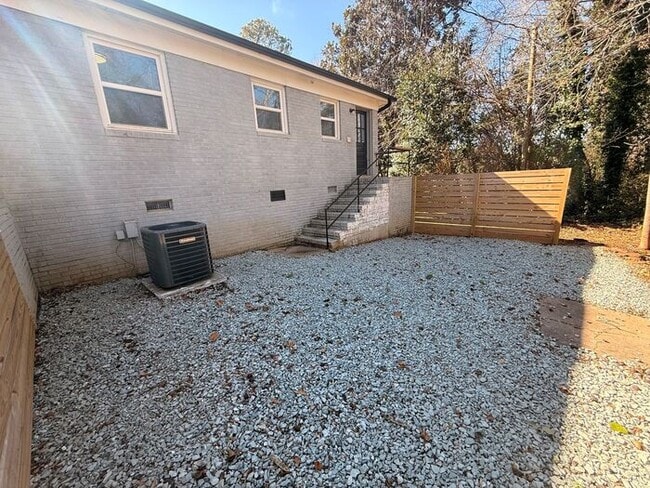 Building Photo - Adorable 2 bed 1 Bath Apartments off Gorman St!