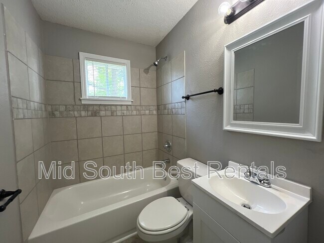 Building Photo - 1460 Robin Hood Ln