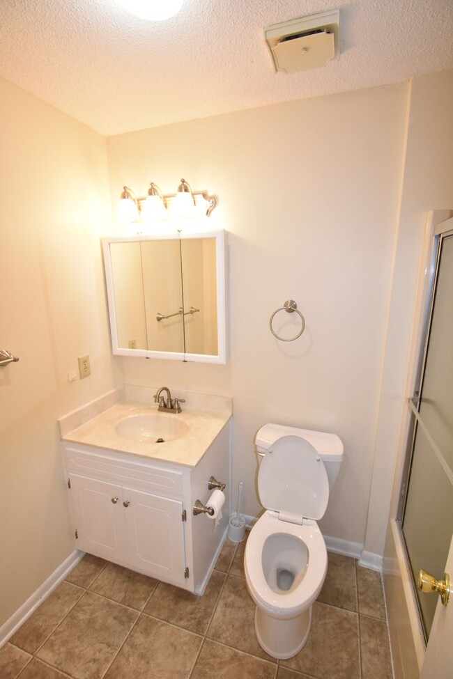 Building Photo - 4 Bedroom and 3 Bath Home- Vander