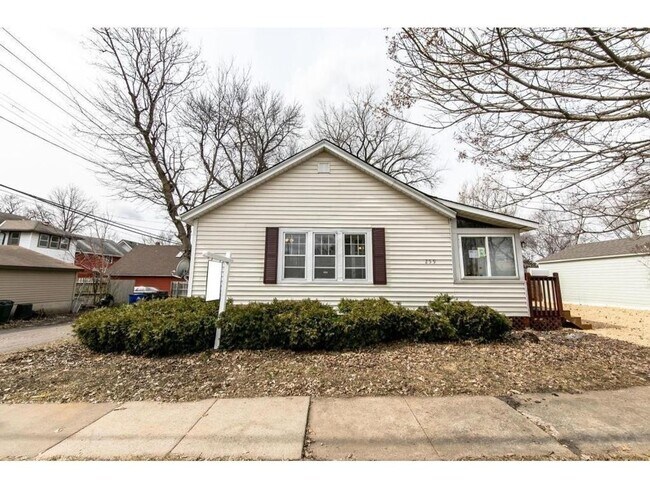 Building Photo - All Living Facilities on One Level. 3/1 Single Family Home.