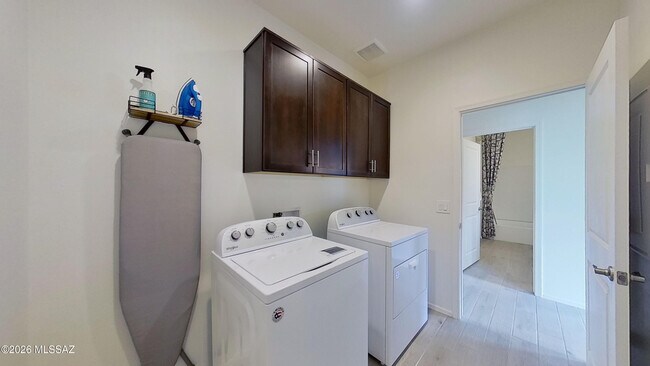 Building Photo - 14091 E Golden Oaks Rd