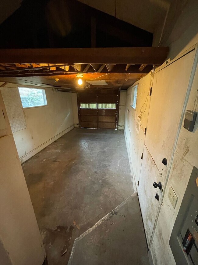 Building Photo - 651
