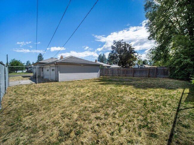 Building Photo - Charming Northwest Spokane Home | Minutes from Audubon Park & Downriver Golf Course