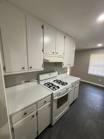 Building Photo - 320 Vanderbilt Dr