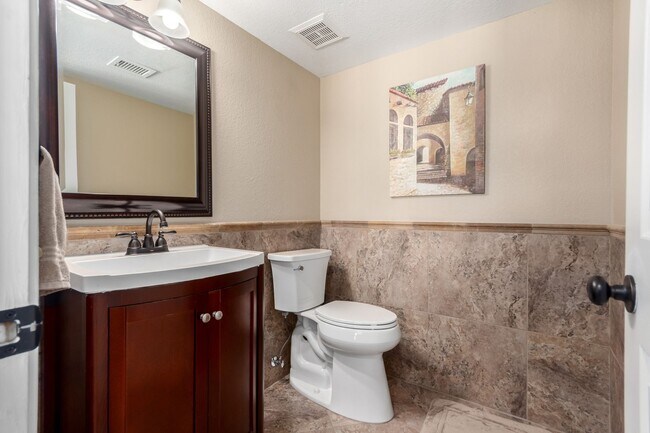 Building Photo - 4 bedroom Lakefront Property
