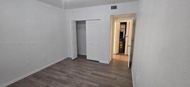 Building Photo - 2589 Centergate Dr