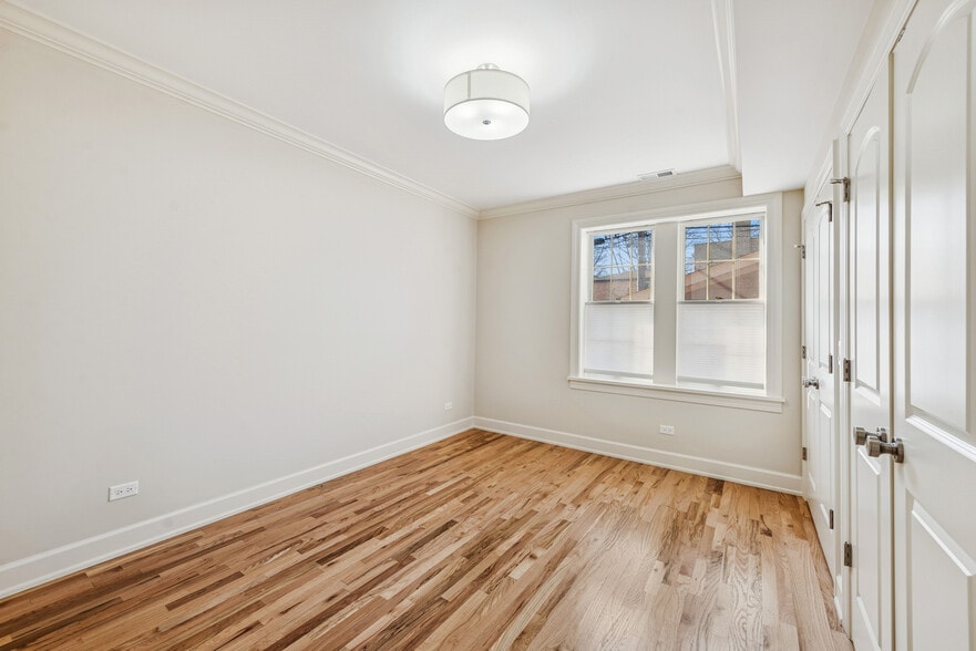 MASTER BEDROOM - 2705 W Ardmore Ave
