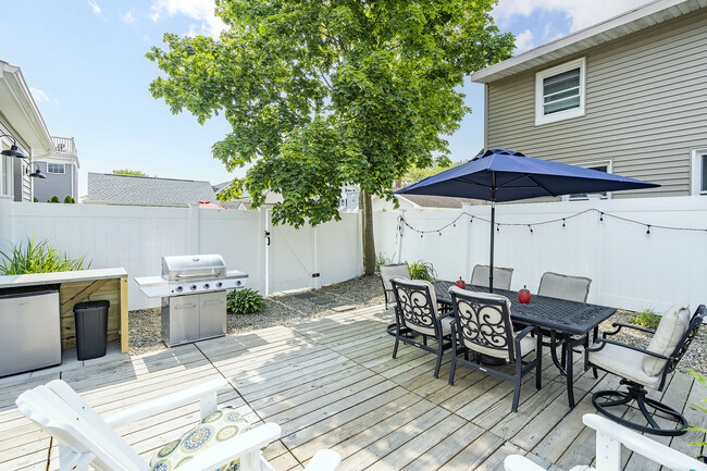 GRILL AND OUTDOOR REFRIGERATOR - 227 16th Ave