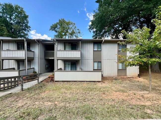 Building Photo - 2250 Sunderland Rd