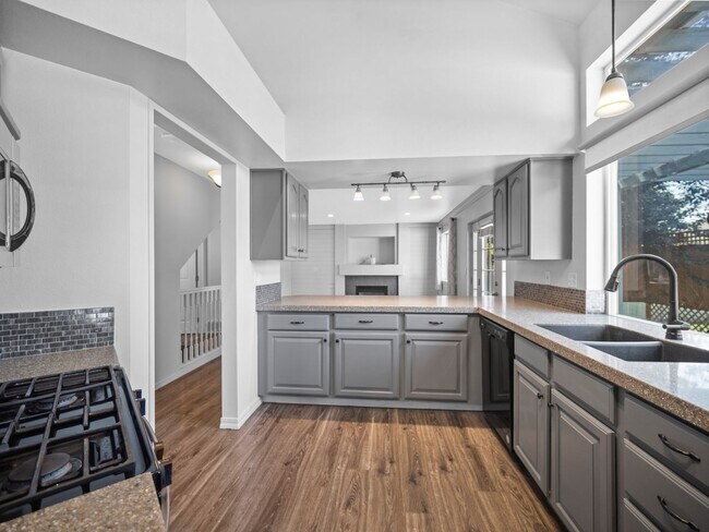 Building Photo - 4bedroom/3bath w/Garage/washer/dryer/fence...