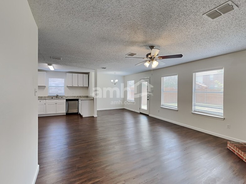 Building Photo - 1475 Stewart Dr