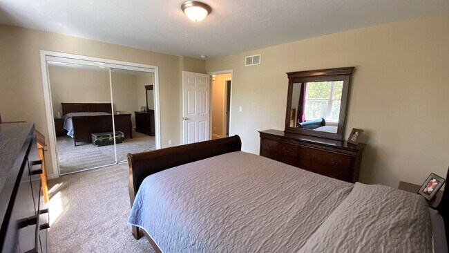 Building Photo - Gorgeous 3 Bedroom, 2 Bathroom Split Level...