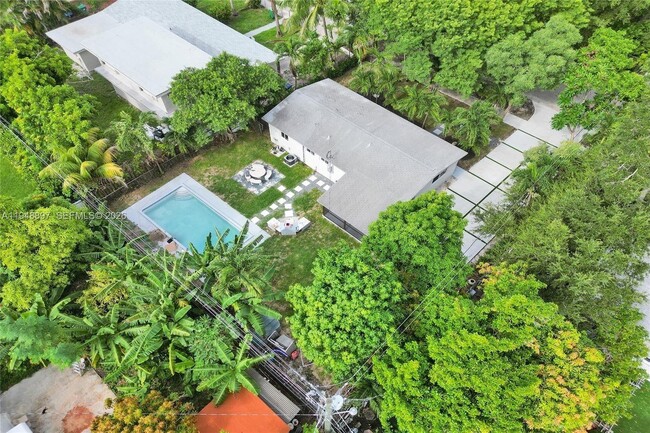 Building Photo - 21021 NE 13th Pl