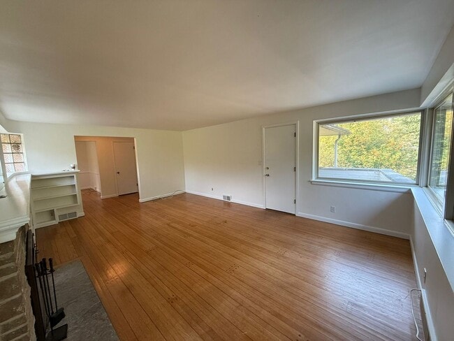 Building Photo - 2 Bedroom 2 Bathroom + Den Magnolia House!