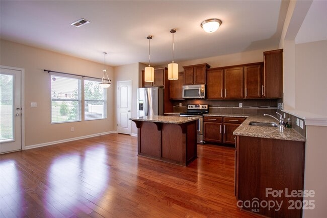 Building Photo - 824 Summerlake Dr