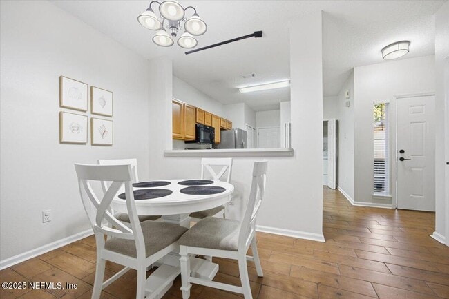 Building Photo - 446 Scrub Jay Dr