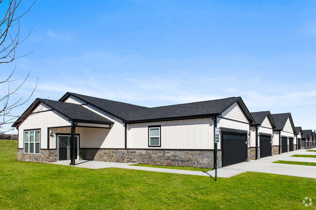 Beautiful building exterior - The Links at Franklin