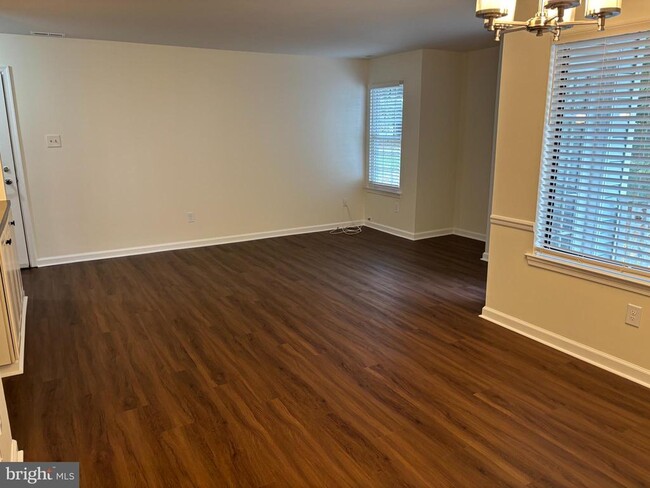 Building Photo - 407 Diamond Dr