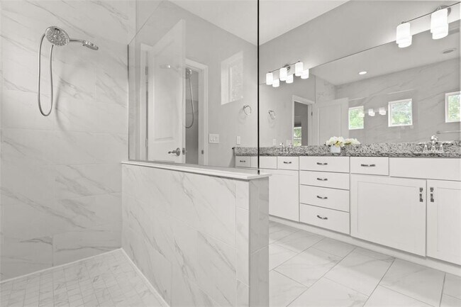 Building Photo - 2813 Roseglen Way