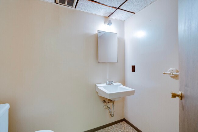Building Photo - 5806 Wedgewood Rd