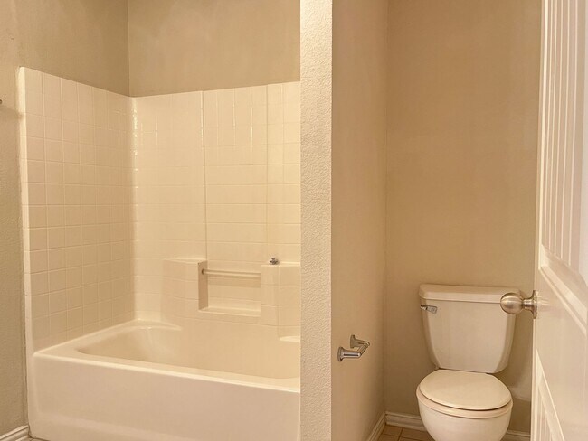 Building Photo - 3 bedroom/2 bath duplex in Midway ISD