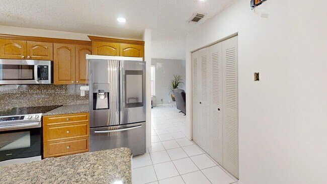 Building Photo - 8422 SW 44th Pl