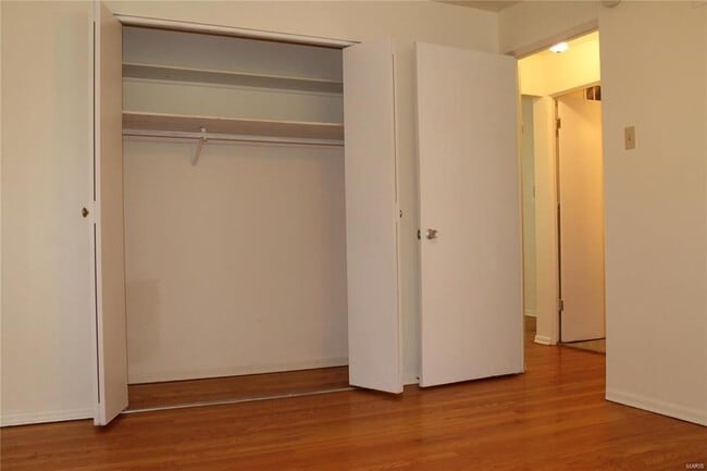 Building Photo - LOCATION!! LOCATION!!! This One bedroom/on...