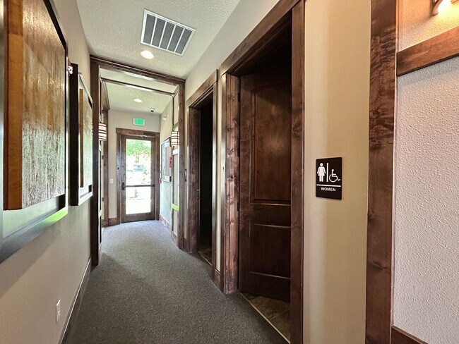Building Photo - Stunning 2 Bed, 2.5 Bath Craftsman Townhome with Community Amenities!