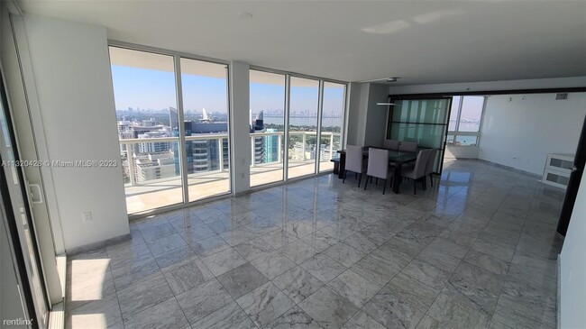 Building Photo - 3 br, 2.5 bath Condo - 6365 Collins Ave On...