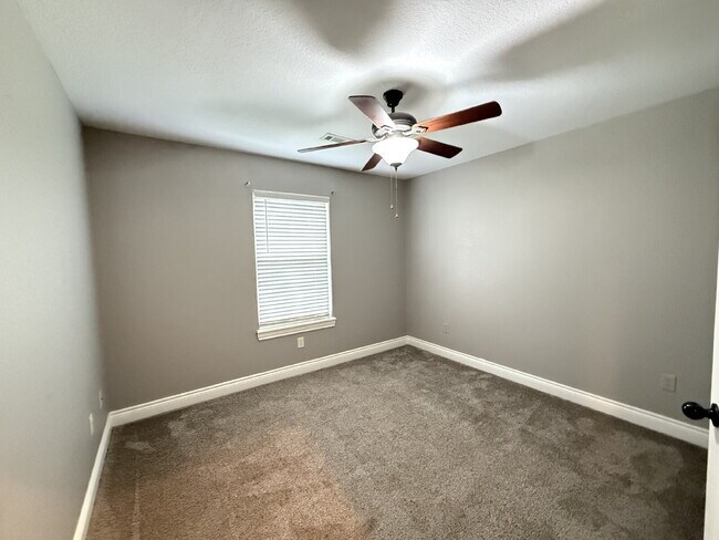 Building Photo - Great Outdoor Living Space / 4BR with 3 Ca...