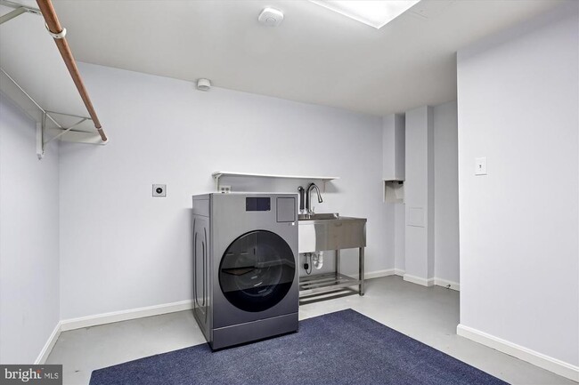 Building Photo - 4623 University Dr