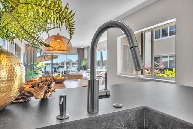 Building Photo - 1130 Venetian Way