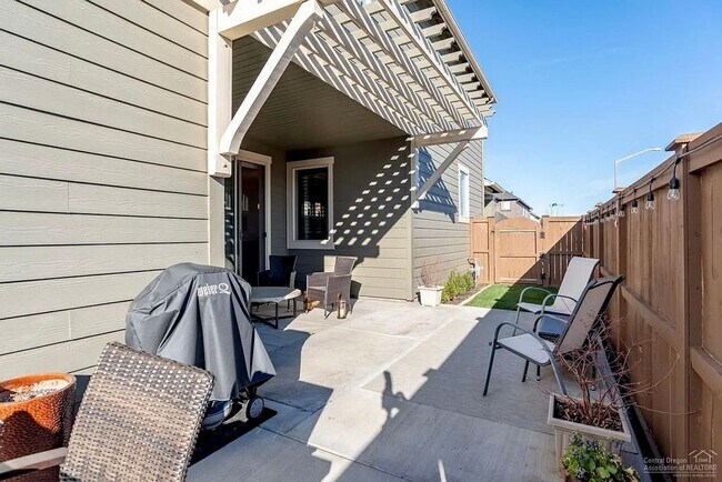 Building Photo - **Coming Soon - Unfurnished** Modern Livin...