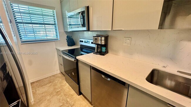 Building Photo - 5339 Treetops Dr