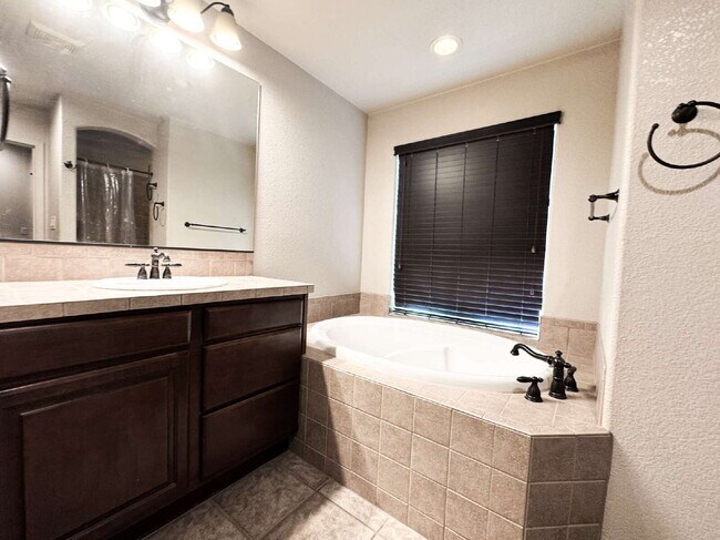 Building Photo - "Spacious 4-Bedroom, 2-Bathroom SOLAR Home in Mesa del Sol!"