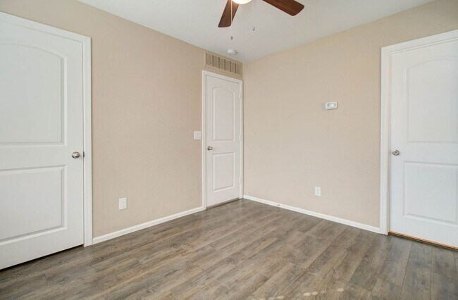 Building Photo - 2014 N 77th Dr