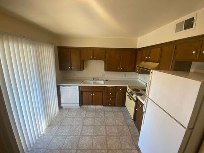 Building Photo - 3321 W Hillsdale Ave