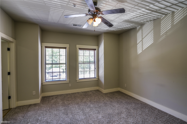 Building Photo - 3 br, 3.5 bath Townhome - 1304 Essex Manor...