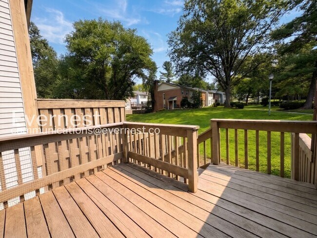 Building Photo - 2 Bed/2 Bath Town Home with Modern Amenities / Vouchers Accepted / Available Now!