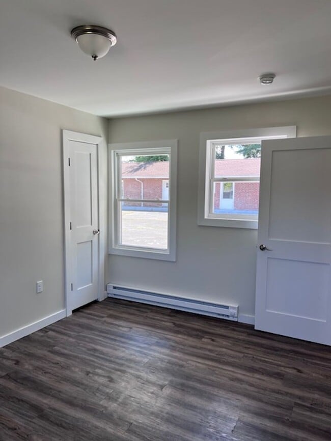 Building Photo - Beautifully remodeled and completed 1 bedroom. FREE MONTH OF RENT!*