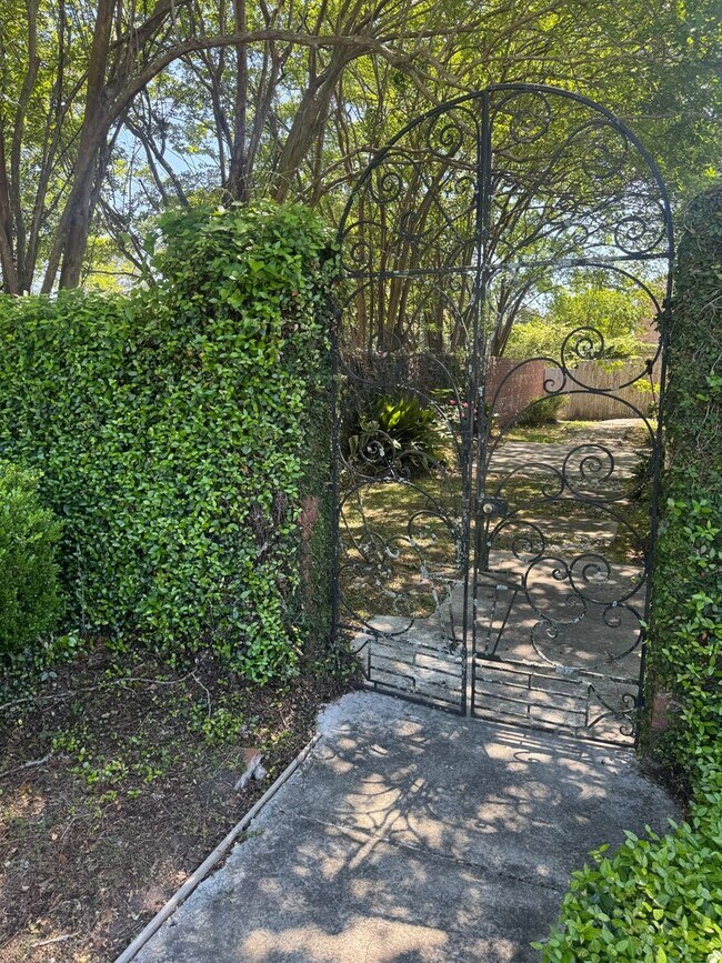 Building Photo - Lovely Cottage with Garden Courtyard