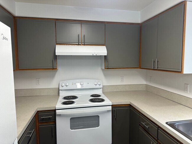 Building Photo - Beautifully updated 3 bedroom, 1 bath house in Eugene!
