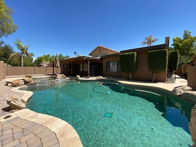 Building Photo - Very nice single level home
