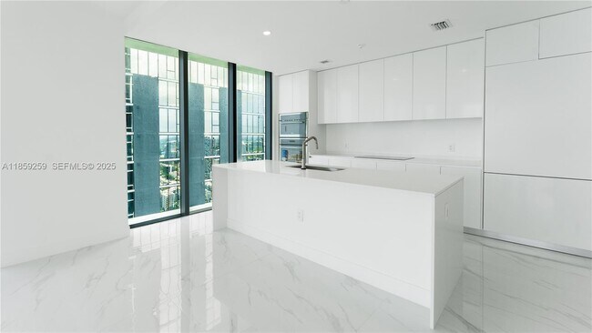 Building Photo - 700 NE 24th St