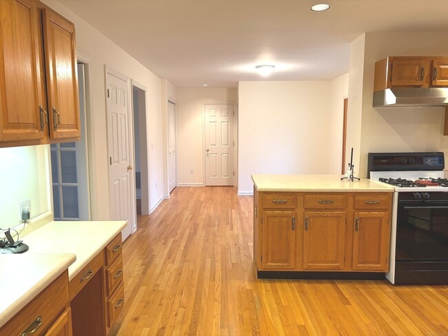 Building Photo - 5 Howes Ct